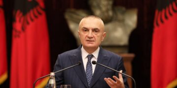 Mazhoranca poshtëron Ilir Metën: Ruçi ftesë të mbajë fjalim në seancën e shkarkimit! Rama largohet jashtë vendit ditën e votimit