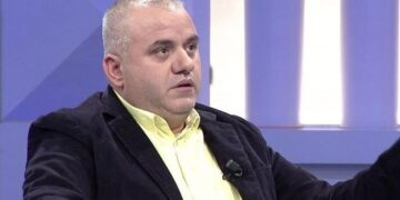 “U ndezin cigaret horrave”! Aksioni i fundit i RENEA-s fut në sherr Artan Hoxhën me gazetaren e njohur të ‘Top Channel’, shpërthen i revoltuar dhe s’lë gjë pa nxjerrë: Mbajnë mikrofonin tek dera e…