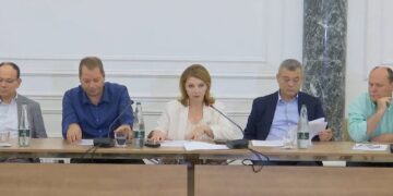 “Partia Demokratike jashtë shtratit ligjor”! Dalin në një konferencë urgjente grupimi ‘Për PD-në’: Arben Ristani zbardh shkeljet e Lulzim Bashës