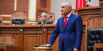 Gjykata Kushtetuese mbështet paraprakisht shkarkimin e Metës: Presidenti duhet të jetë mbi palët, nuk mund të investohet politikisht