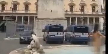 Një grua bën një banjë plotësisht e zhveshur në shatërvanin përballë ndërtesës qeveritare (VIDEO)