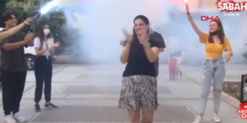 VIDEO/ Fitoi divorcin në gjyq: Gruaja feston me këngë, valle e daulle ndarjen!