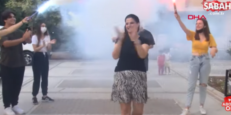 VIDEO/ Fitoi divorcin në gjyq: Gruaja feston me këngë, valle e daulle ndarjen!