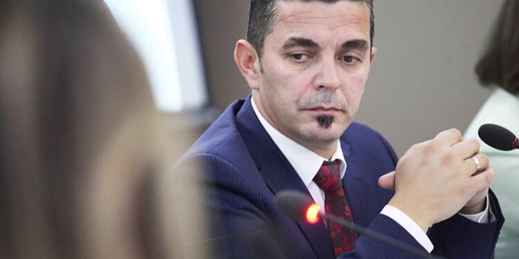 “Bukuroshe hajde kënaqemi”! Zv.drejtori i RTK-së merr vendimin e papritur pas komentit që i bëri deputetes shqiptare