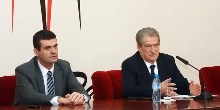 “Nuk ka lidhje me kufijtë e Kosovës apo Soros”, trondit Astrit Patozi, tregon se çfarë e ka fundosur Sali Berishën: E këshilloj të tërhiqet! Priten vendime ekstreme për…