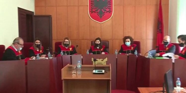 Kushtetuesja tallet apo nuk e ka lexuar opinonin e mëparshëm të Komisionit të Venecias për bojkotin e zgjedhjeve?! VOA e nxjerr bllof : Një përpjekje e anëtarëve të Gjykatës për t’a mbajtur veten larg çeshtjeve të nxehta politike