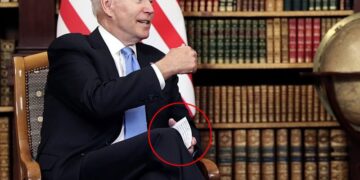Po përpiqej ta fshihte nga Putin?! Ajo që nxori Joe Biden nga xhepi anësor i xhaketës po bën xhiron e botës