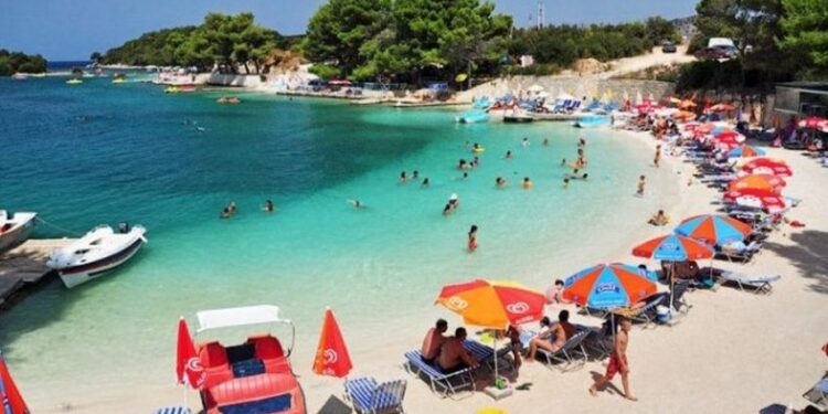Turistët në Shqipëri për tu ngujuar për “bukë e djathë e banjo dielli”