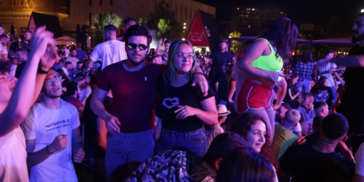 “Tërbohen” tifozët britanikë në sheshin “Skënderbej”: Alkool dhe kërcim mbi tavolina (Foto)