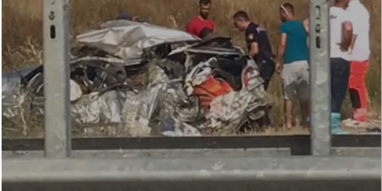 Aksident i tmerrshëm në aksin Fier-Vlorë, katër të vdekur, mes tyre dy fëmijë të mitur