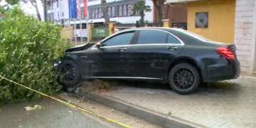 Djali “adoleshent” i Erzen Breçanit aksidenton rëndë 30-vjeçaren me një Benz super luksoz në vijat e bardha, e aksidentuara humbet këmbën