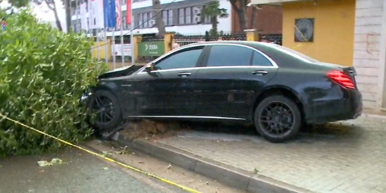 Djali “adoleshent” i Erzen Breçanit aksidenton rëndë 30-vjeçaren me një Benz super luksoz në vijat e bardha, e aksidentuara humbet këmbën