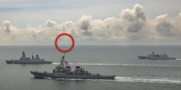 Shkeli kufirin detar, rusët qëllojnë në drejtim të anijes britanike