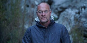 Pronarët e fabrikës së gurores rrahin me grushta Auron Taren dhe banorët e zonës