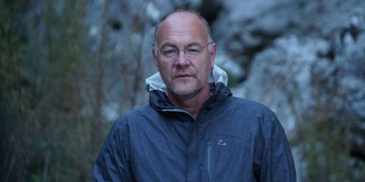 Pronarët e fabrikës së gurores rrahin me grushta Auron Taren dhe banorët e zonës