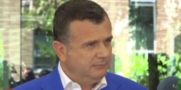 Incidenti i pazakontë gjatë deklaratës së Taulant Ballës me gazetarët: Poshtë diktatura. Mos fol!