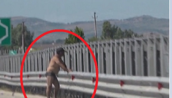 Asnjëri nuk do t’ia dijë për aksidentet, qytetari merr rreze i pashqetësuar nga makinat e autostradës së Vlorës