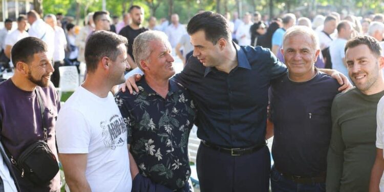 Si shpjegohet që populli del në shesh për dashnoret e “Për’puthen” dhe jo për Bashën, meqë thotë se na vodhën zgjedhjet?