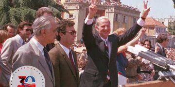 “Familja” sulmon Ambasadën e SHBA: Pse e keni fshirë foton e Sali Berishës, doni ta zhdukni nga historia