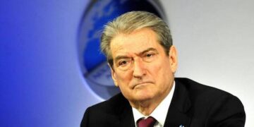 “Luftë me mullinjtë e erës”, Berisha po lobon dëshpërimisht në SHBA kundër shpalljes së tij non grata