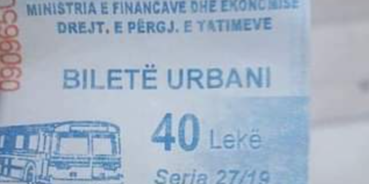 Të rinjtë protestojnë për vendimin e heqjes së abonesë të linjave urbane para Bashkisë Tiranë