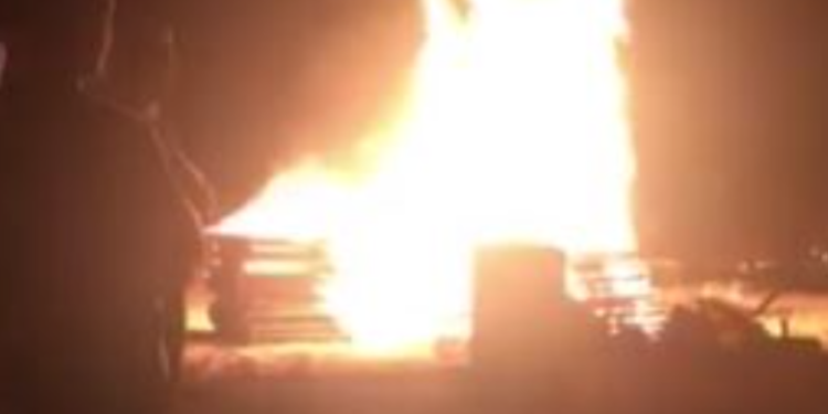 Tjetër konflikt për stacionet e plazhit, u vihet flaka 60 shezlongëve në Dhërmi, pronari: Sapo mora lejen mi dogjën