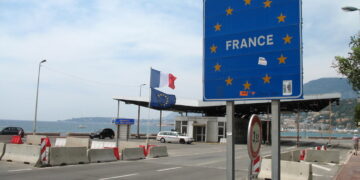 Franca hap pjesërisht kufijtë me Shqipërinë, zbulohen kushtet e udhëtarëve që do të lejohen të udhëtojnë