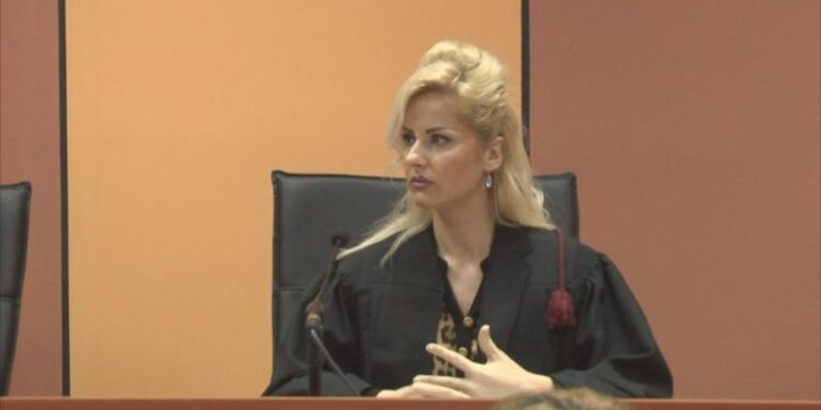 I rodhën videot në “Tik Tok”, gjyqtarja para ILD që kërkon shkarkimin: Po më bëjnë kokë turku prej profesionit