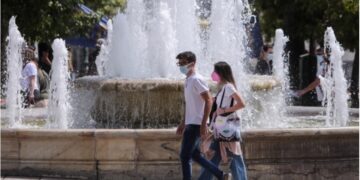 Qeveria greke ofron 150 euro për të rinjtë që do të vaksinohen