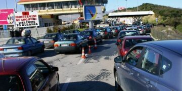 Çudia e Drejtorisë së Policisë Kufitare greke: Qytetarët mund të kalojnë kufirin në këmbë: Autobusët shqiptarë nuk lejohen