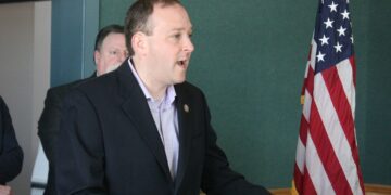 Pyetjet mbi “Soros” nxorrën blof kongresmenin e Berishës: Tentativa e dëshpëruar për t’ia hequr “njollën në biografi”