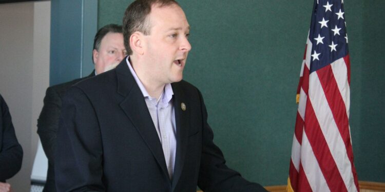 Pyetjet mbi “Soros” nxorrën blof kongresmenin e Berishës: Tentativa e dëshpëruar për t’ia hequr “njollën në biografi”