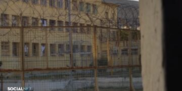 VIDEO/ Udhëtim brenda burgut famëkeq grek ku gjenden të izoluar dhe shumë shqiptarë