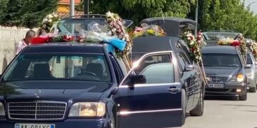Kortezhi me 4 makina, pamjet e trishta të funeralit të familjes që preku zemrat e shqiptarëve
