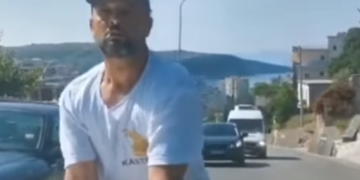 VIDEO/ Një tjetër “Mihal” në Jug të vendit: Largohen nga hoteli të pakënaqur, pronarja i shtrihet para makinës