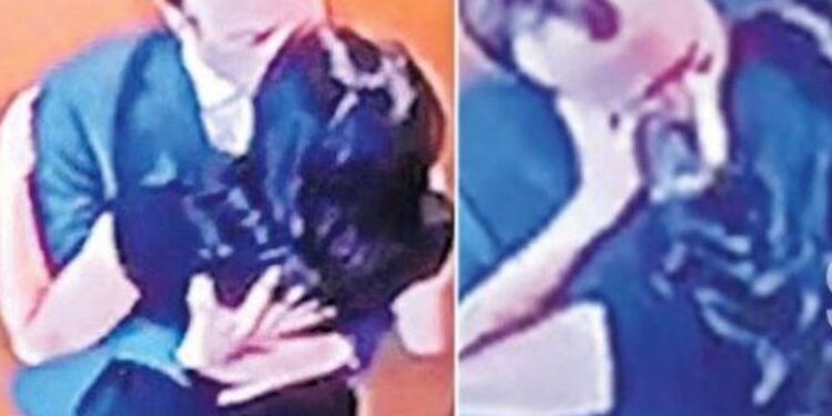 U kap në momente intime, publikohet për herë të parë VIDEO +18 e Ministrit që i hidhet në qafë sekretares