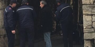 VIDEO/ Policët bashkiakë i marrin kovat me mana tregtarit dhe i vendosin gjobë, ai i ndjek nga pas e rënkon me ngashërim