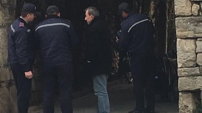 VIDEO/ Policët bashkiakë i marrin kovat me mana tregtarit dhe i vendosin gjobë, ai i ndjek nga pas e rënkon me ngashërim