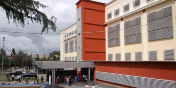 Bie suvaja e tavanit të QSUT, plagoset një fëmijë tek pediatria