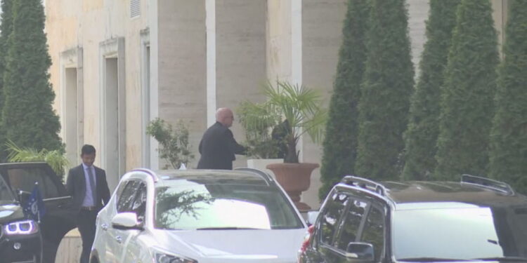 Philip Reeker mbërrin në Tiranë, takohet me kryeministrin Rama