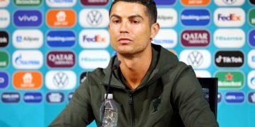 Euro 2020: UEFA paralajmëron gjoba nëse lojtarët vijojnë të heqin shishet nga konferenca