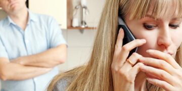 Tronditëse! I tradhtoi babain: Djali ekzekuton me armë zjarri nënën e tij para gjykatës