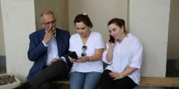 Tit Vasili deputet vetem nëse paraqitet si grua! Kryemadhi i la mandati: Ja dy rastet kur Kodi i’a ndalon hyrjen në Kuvend