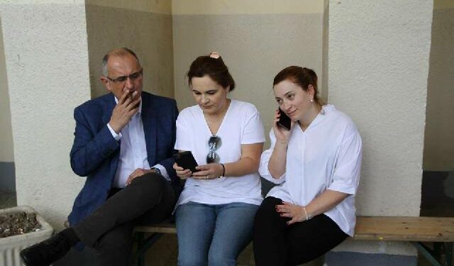 Tit Vasili deputet vetem nëse paraqitet si grua! Kryemadhi i la mandati: Ja dy rastet kur Kodi i’a ndalon hyrjen në Kuvend