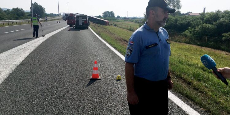 Shefi i Policise Rrugore në Slavonski Brod: Kam qenë në shumë aksidente, është ndër aksidentet më të rënda që kam parë! Dyshohet se shoferin e ka zënë gjumi