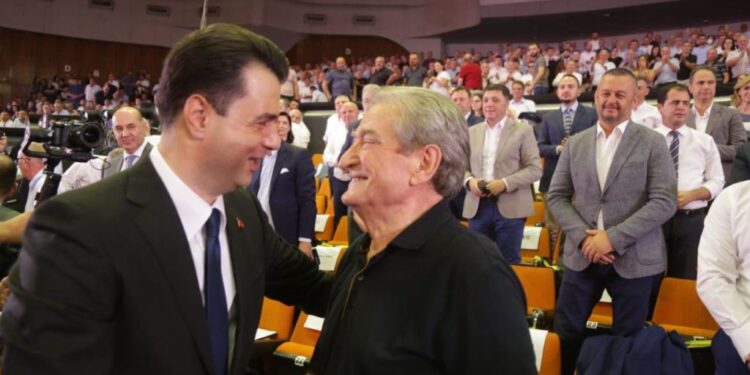 FOTOT/ “O Sali o hero, Shqipëria ty të do”! Berisha “ndez” Kuvendin Kombëtar të PD