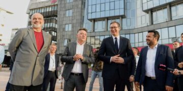 “Përkthyesi ma shkatërroi mesazhin”!  Kryeministri Rama i surprizon të gjithë në Samitin e Shkupit: ‘Thumbon’ Zaevin dhe fishkullon ashpër Albin Kurtin: Të ndarë jemi të vegjël!