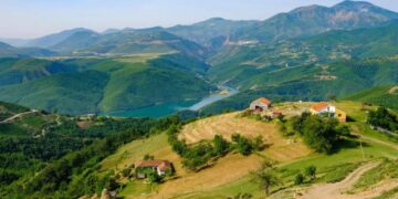 BBC: Bimët në malet shqiptare që na mbajnë të rinj. Çfarë fshihet pas reklamave të kremrave mrekullibërës