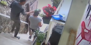 Kalimtari i rastit i kërkon ujë, pronarja e restoranit nuk i jep! Burri godet me shishen bosh në kokë dhe e “masakron” me grushta (FOTO)