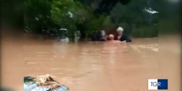VIDEO/ Makina e italianit po mbytej: Shqiptari kthehet në hero dhe i shpëton jetën në çastet e fundit